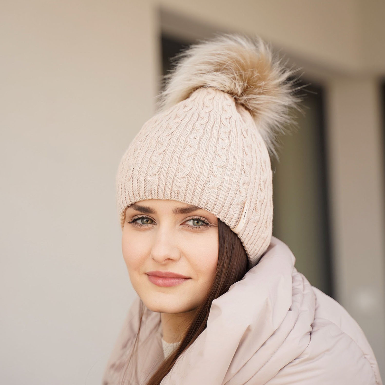 Dam vintermössa, beige, med pompom, Xena