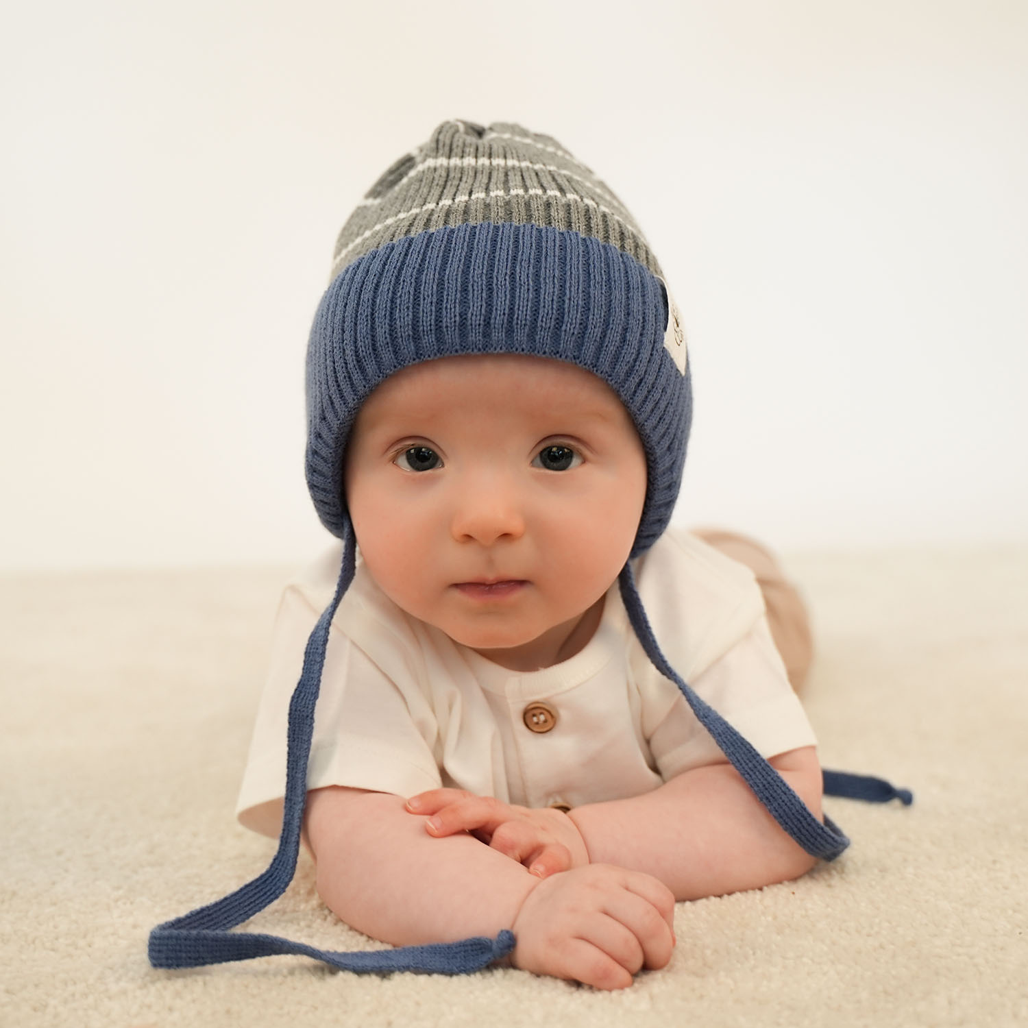 Pojke höst/vår mössa, blå, med knytband, Alvin