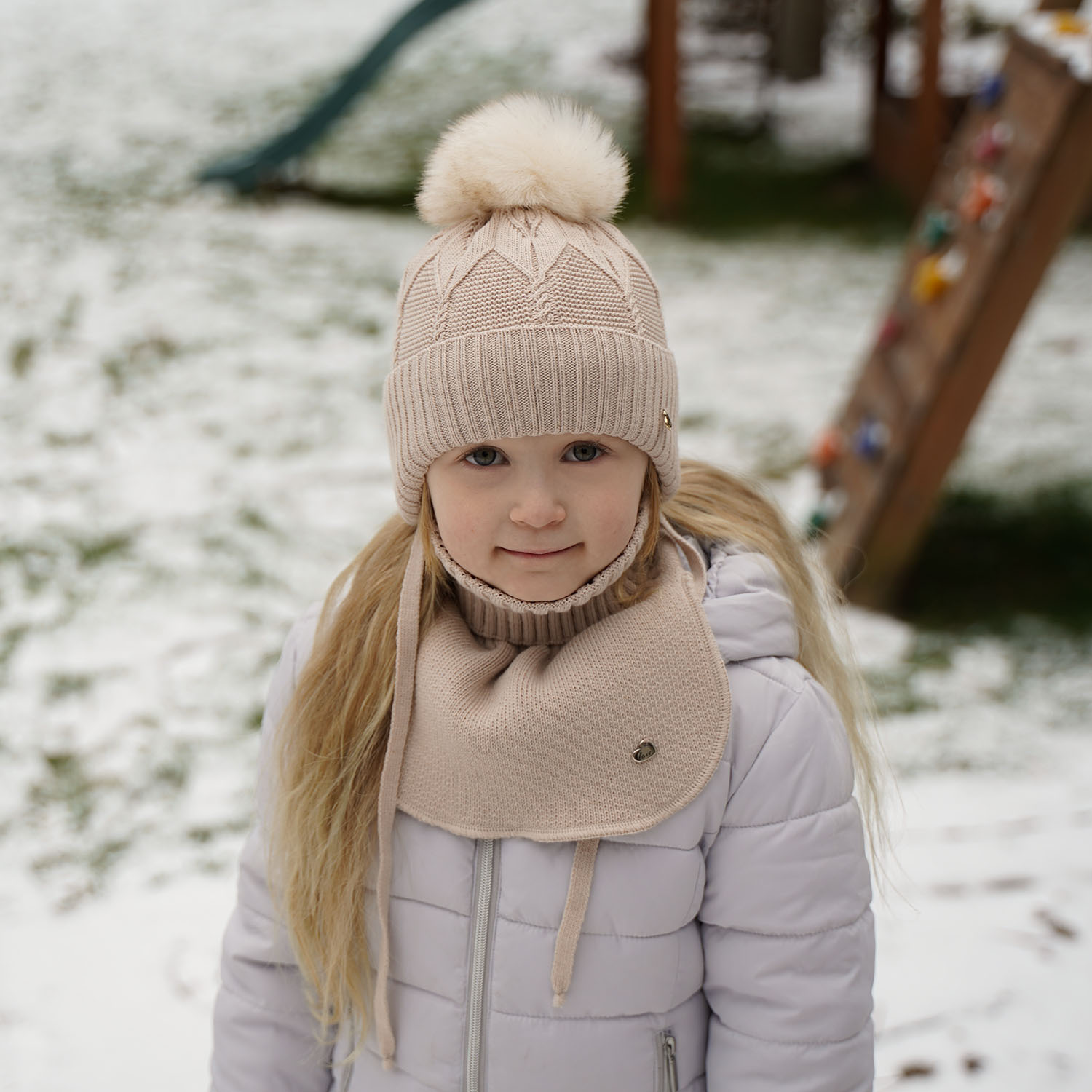 Flicka vintermössa, vinter, smaragdgrön, Pixi