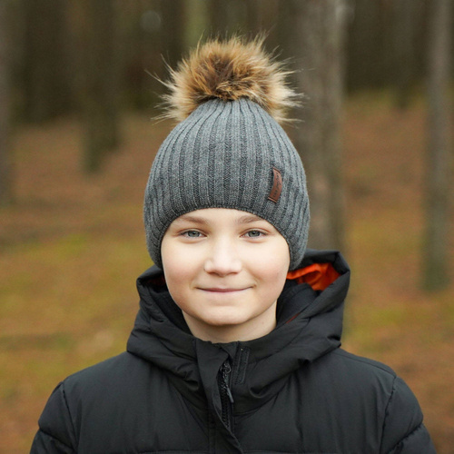 Grå