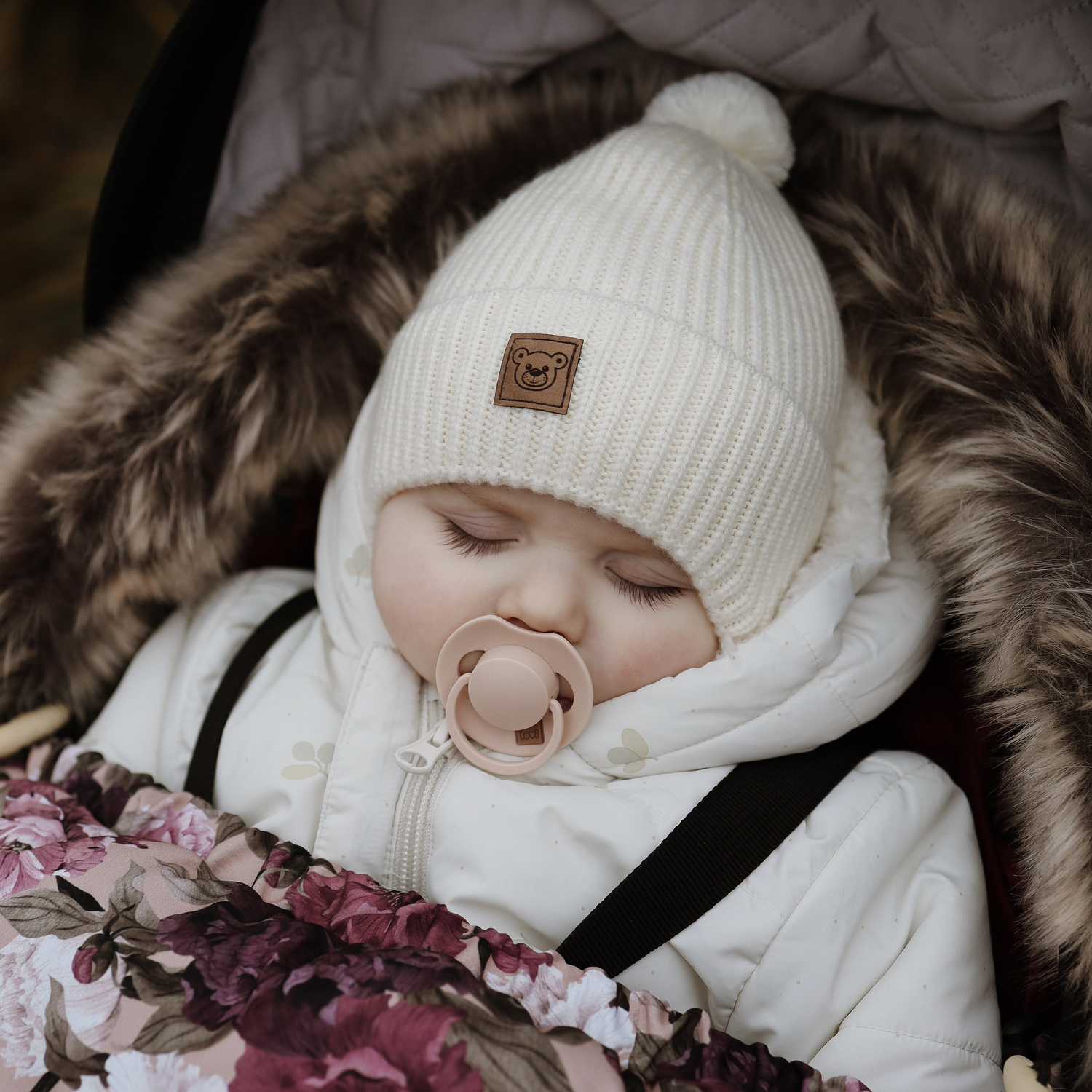 Pojke vintermössa, beige, med knytband, 100% Merino Ull, Tofik