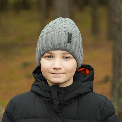 Grå