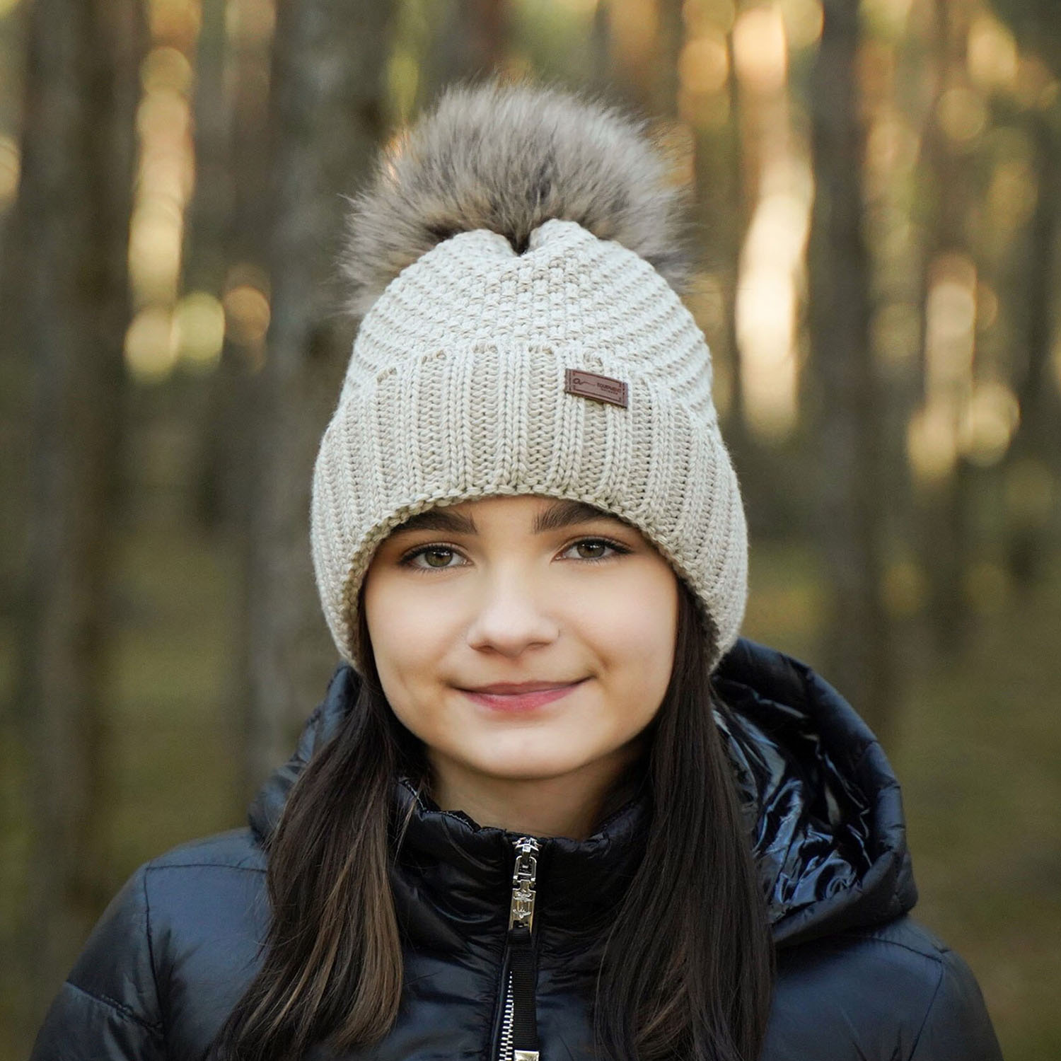 Flicka vintermössa, svart, med pompom, Pola